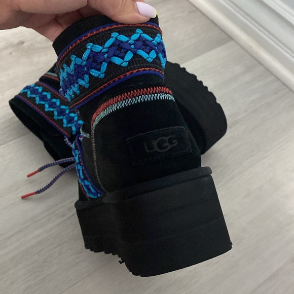 NWOT- UGG- Classic Mini II Braid Platform-Black with blue/red embroidery-Size 7 - Picture 9 of 13